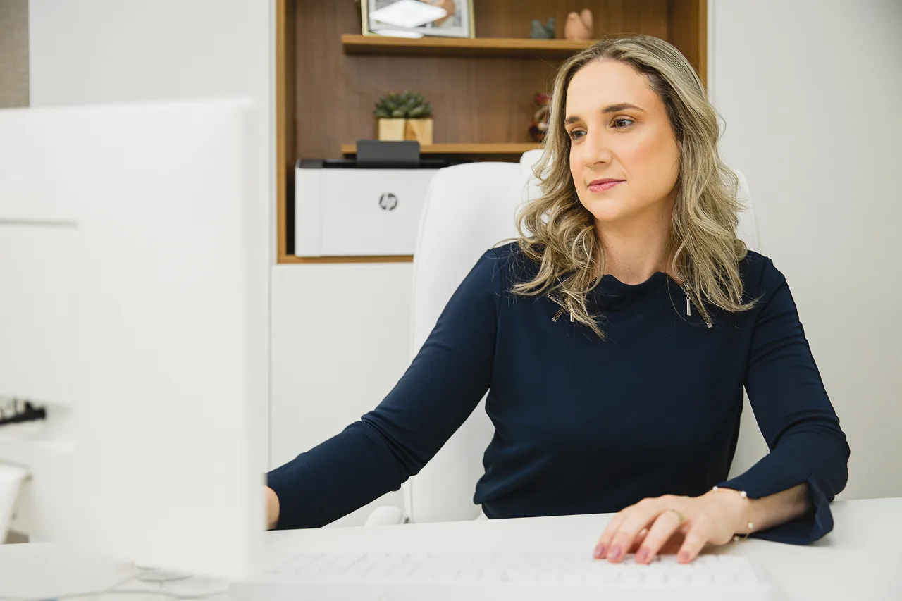 Dra. Mariana Hassan em seu consultório médico no Rio de Janeiro